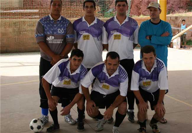 Treinador Binha, e equipe "Rua de Cima", campeã do torneio